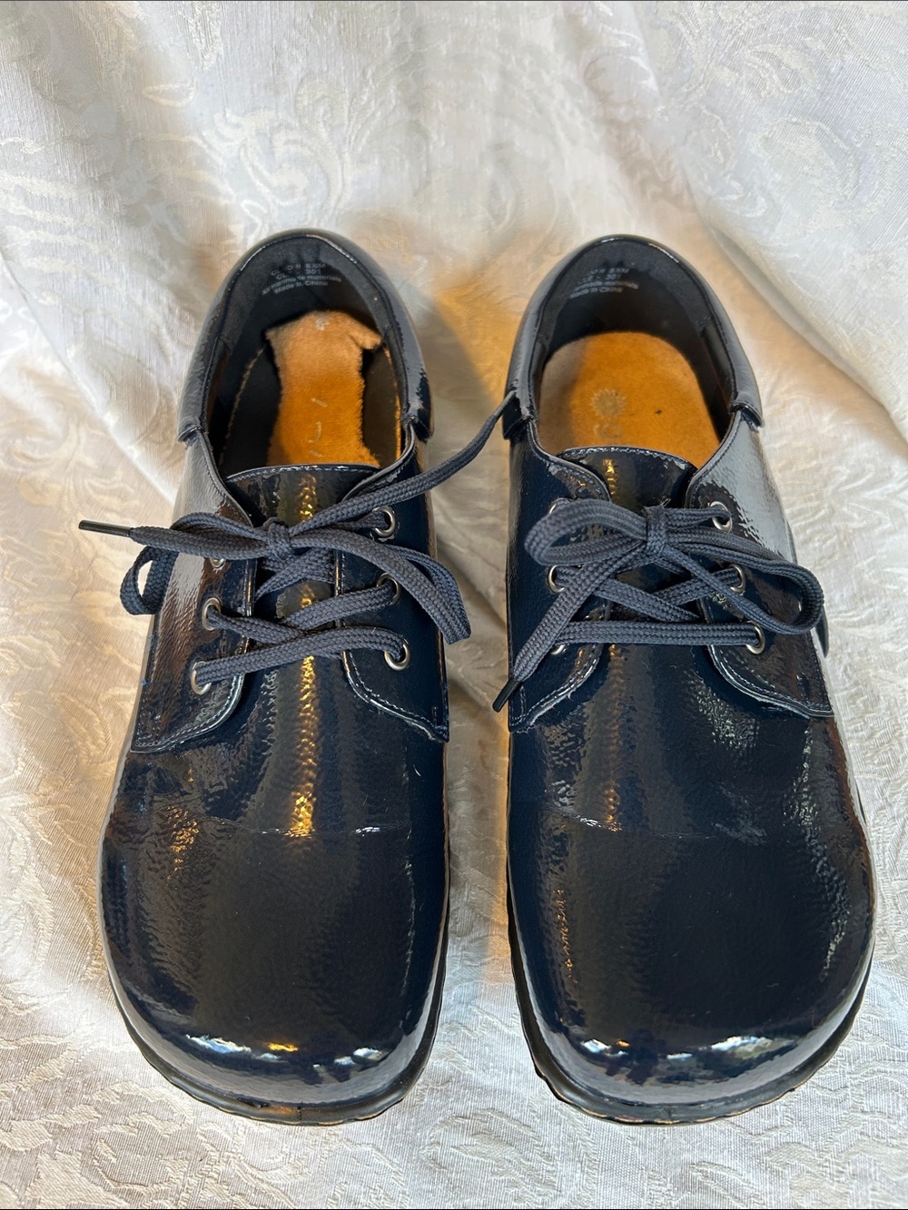 Women’s Glolily navy blue size 8.5 slip resistant cushioned shoes